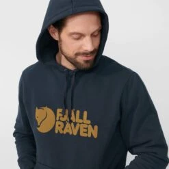 FJÄLLRÄVEN LOGO HOODIE M Herren - Kapuzenpullover 16 FJÄLLRÄVEN LOGO HOODIE M Herren - Kapuzenpullover -Globetrotter 5638003707 e fjaellraeven logo hoodie m fjaellraeven 24 1
